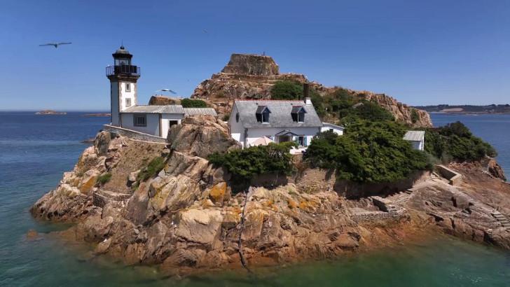 L'île Louët, reconnaissable à son phare et sa maison